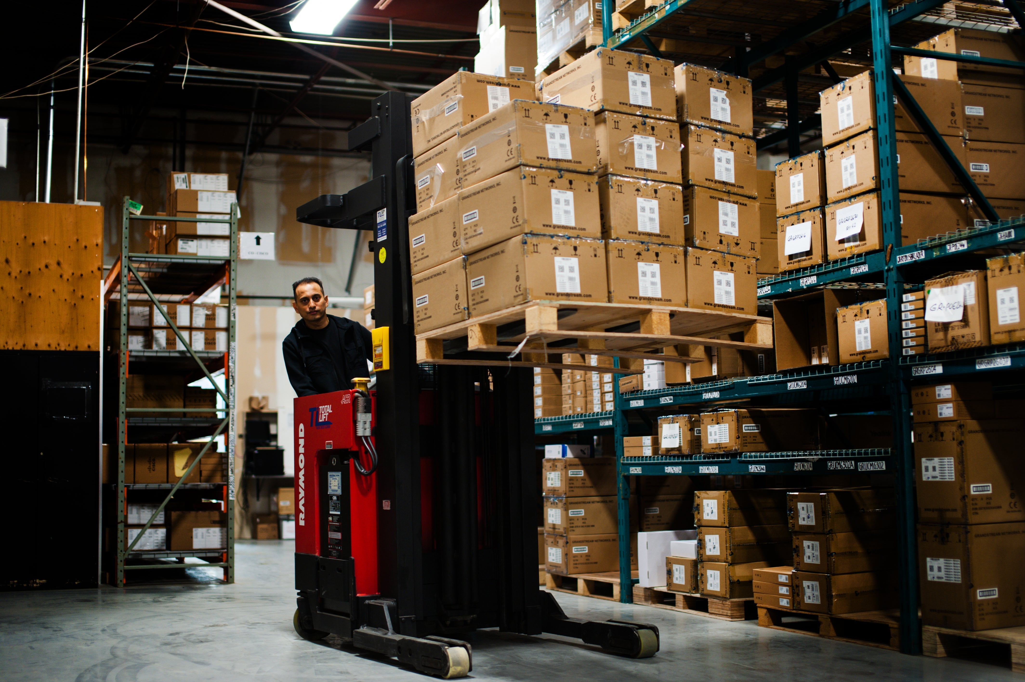 5 Compelling Reasons Why Canadian Businesses Should Choose a Canadian Distributor